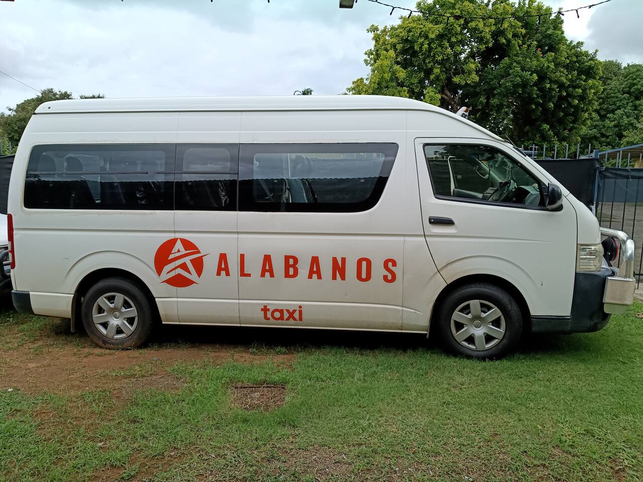 Alabanos Taxi side view